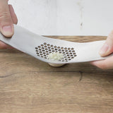 Maxbell Garlic Crusher Practical Hand Press Garlic Press for Camping Cafe Restaurant