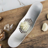 Maxbell Garlic Crusher Practical Hand Press Garlic Press for Camping Cafe Restaurant