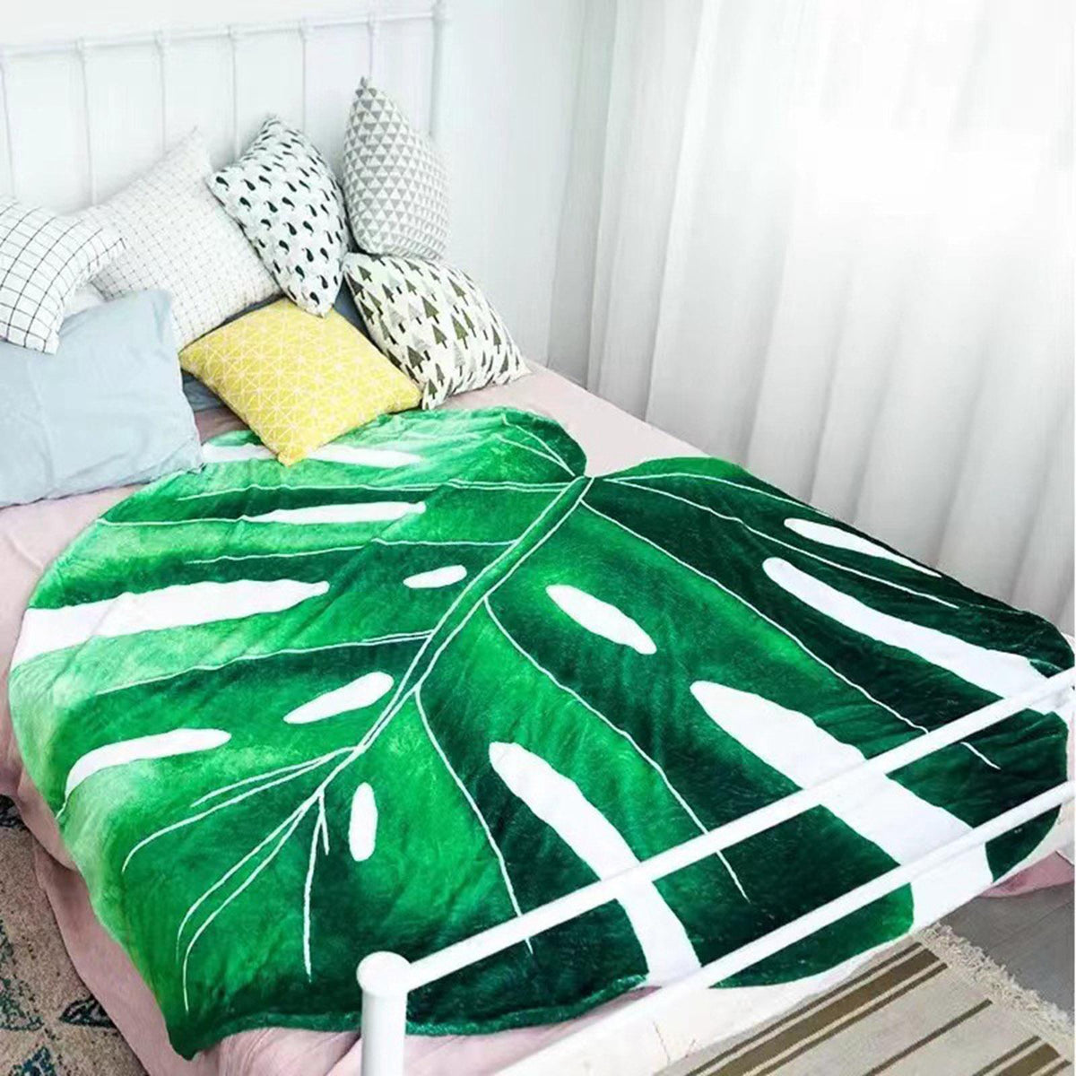 Maxbell Comfortable Leaf Shape Blanket Flannel Throw Blanket for Sofa 130cmx150cm