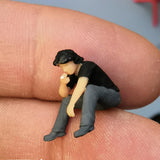Max 1:64 Figures Diorama Repair Factory Middle-aged Uncle Sitting and smoking